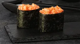 Гункан з лососем